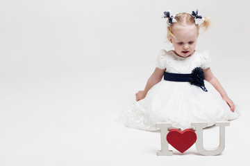 Девочка с надписью 