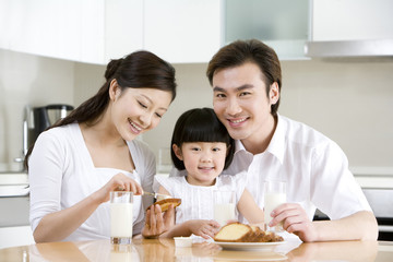 Obraz na płótnie Canvas Portrait of a family eating breakfast