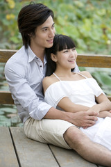 Naklejka premium Young couple sitting outdoors