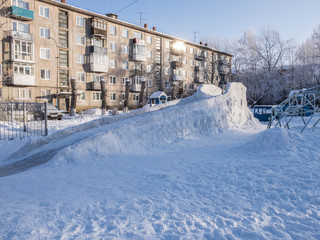 Ледяная горка во дворе