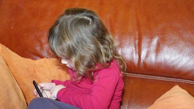 jolie fille jouant avec une tablette