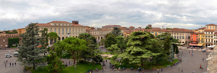 Widok na Piazza Bra ze szczytu amfiteatru Arena w Weronie - Włochy
