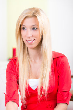 blonde studentin l&auml;chelt und ist in gedanken