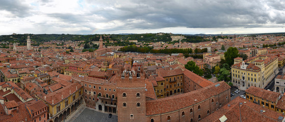 Fototapeta na wymiar Widok na Weronę z wieży Torre dei Lamberti - Włochy