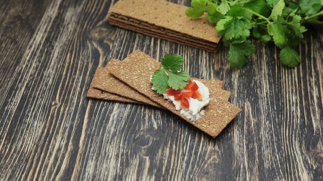 Crispbread with soft cottage cheese and red pepper