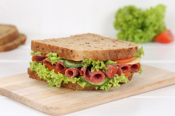 Sandwich Toast zum Frühstück belegt mit Salami
