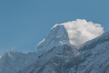 Ama Dablan mit Wolkenfahne