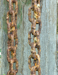 старая ржавая цепь,выполненная из металла на деревянном фоне © tvetchinina