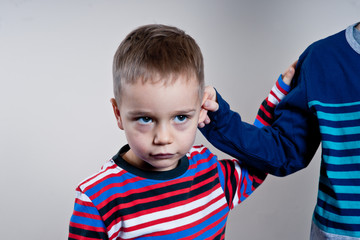 trzyma ucho © ftomasz