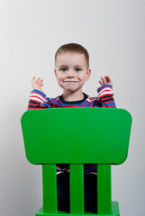 chłopiec na zielonym krzesle