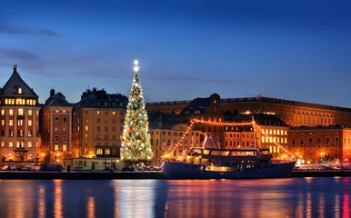 Fotobehang .De oude stad van Stockholm met kerstboom © Mikael Damkier