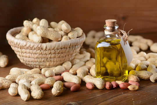 olio di archidi biologico nella bottiglia di vetro
