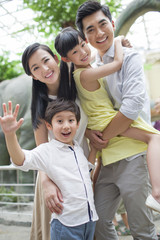 Obraz premium Young family in museum of natural history