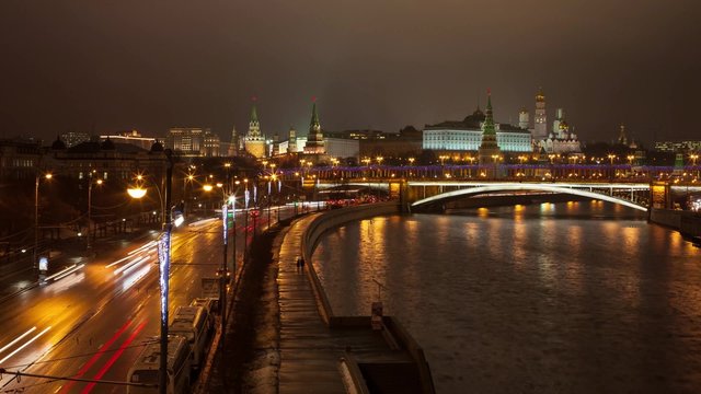 Ночной вид на набережную и московский Кремль с моста