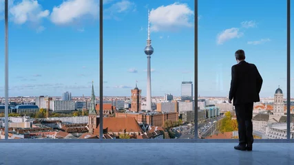 Fototapeten Business Mann schaut auf Berlin © Robert Kneschke