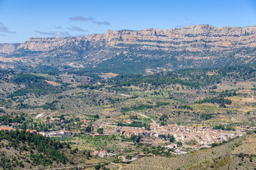 Obraz premium View of Cornudella and the Monstant mountain, Spain