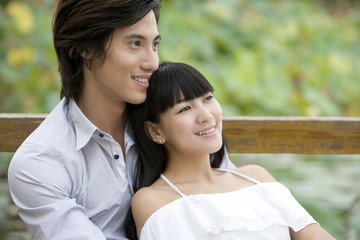 Obraz premium Young couple sitting outdoors