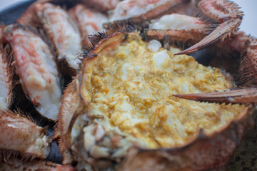 皿盛りされた焼き毛蟹