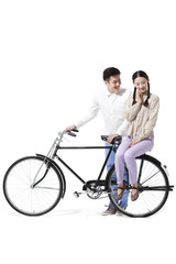 Obraz premium Sweet retro couple with an old-fashioned bicycle