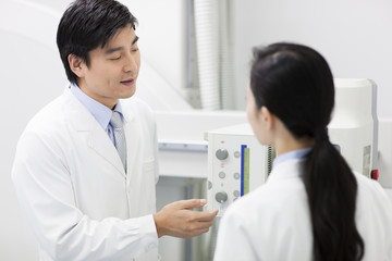 Obraz premium Doctors with x-ray equipment