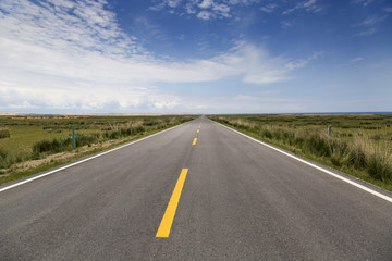 Fototapeta premium Road in Qinghai province, China