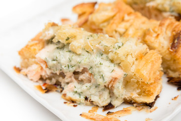 Treccia di pasta sfoglia ripiena di salmone e formaggio erborinato fuso