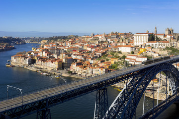Fototapeta na wymiar ポルトの歴史地区とドン・ルイス1世橋