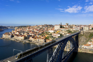 Fototapeta na wymiar ポルトの歴史地区とドン・ルイス1世橋