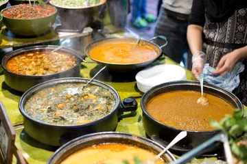 Foto op Canvas authentieke Indiase keuken op een buffet © michael spring