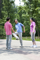 Obraz premium Seniors playing shuttlecock in park
