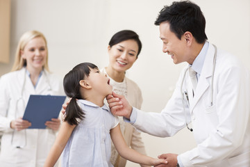 Fototapeta premium Doctor examining little girl