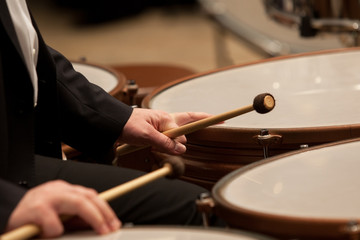 Obraz na płótnie Canvas Hands musician playing timpani