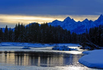 Papier Peint photo Parc naturel Snake River at twilight below the Grand Teton mountain range peaks in the Central Rocky mountains in Grand Tetons National Park in Wyoming USA near the town of Jackson during the winter