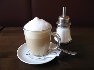 Milchkaffee und Zuckerstreuer