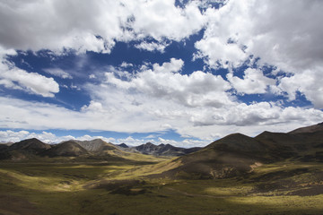Fototapeta na wymiar Mountains and sky in Tibet, China