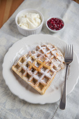 Belgische Waffeln mit frischen Beeren 