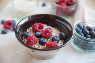 Joghurt mit Beeren und Müsli