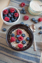 Joghurt mit Beeren und Müsli