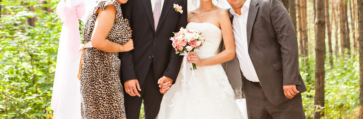 Obraz na płótnie Canvas wedding couple and the best man with bridesmaids