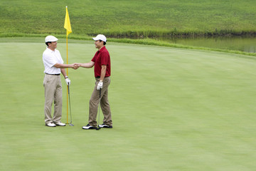 Obraz premium Two Golfers shaking hands on the Green