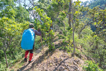 Fototapeta premium Tak, Tajlandia- 28 listopada: niezidentyfikowany spacer turystyczny na szczyt górski Doi Luang Tak w Tak, jako część niedoborów Parku Narodowego Huai Mae. Z wysokości 1175 m, Tajlandia w dniu 28 listopada 2015 r.