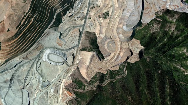 Flug &uuml;ber eine der gr&ouml;&szlig;ten Goldmienen der Welt