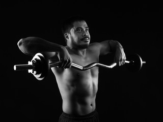 Fototapeta na wymiar Muskulöser Mann beim Training mit Langhantel