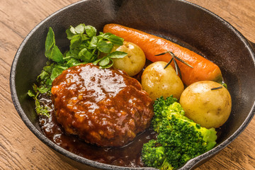 スキレットと焼きたてハンバーグステーキ　 American dish hamburger steak