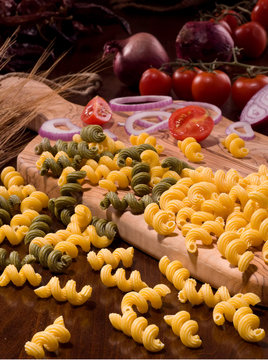 Pasta italiana su tagliere di legno