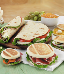 Tigelle e piadine con prosciutto e verdure, tipica italiana