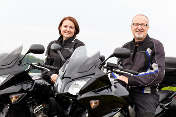 Frau und Mann am Motorrad bei einer Pause