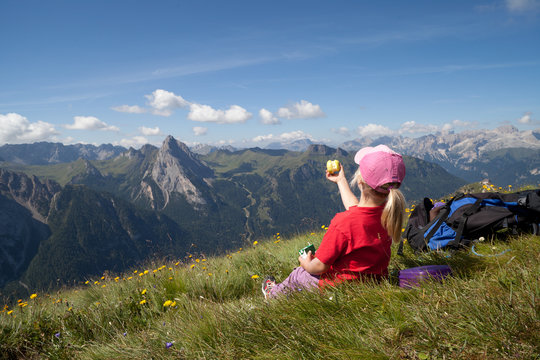 Picknick in den Bergen. Brotzeit beim Wandern.