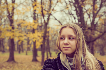 Fototapeta premium Portrait of teen girl in the autumn park 