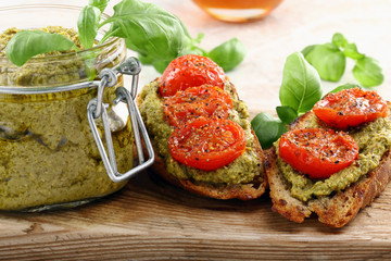 Sandwich with pesto and roasted tomatoes